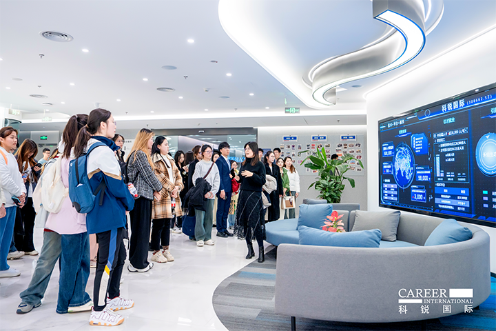 知名人力资源供应商Ebpay官网国际在企业参访活动中为拜访嘉宾与学生介绍公司基本情况